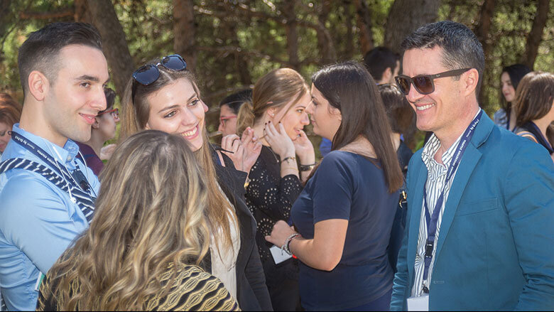 Λύνοντας τους γρίφους της προσθετικής.