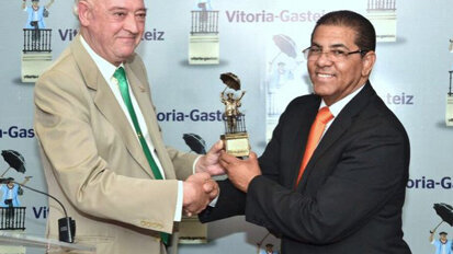 El Dr. Adolfo Rodríguez recibe el premio Celedón de Oro