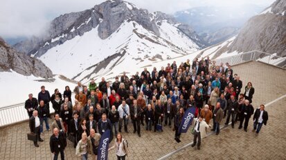 Implantologie und festliche Stimmung in den Schweizer Bergen