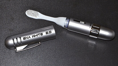 Innovazione tecnologica nel campo dello sbiancamento professionale domiciliare Il sistema Ena White 2.0. In soli 2 minuti al giorno senza mascherine