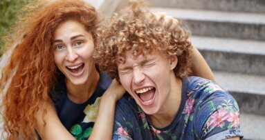 Dziąsła nastolatków chorują przez brak higieny i e-papierosy