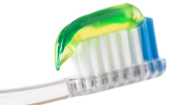 Tandpasta zonder schuim net zo effectief