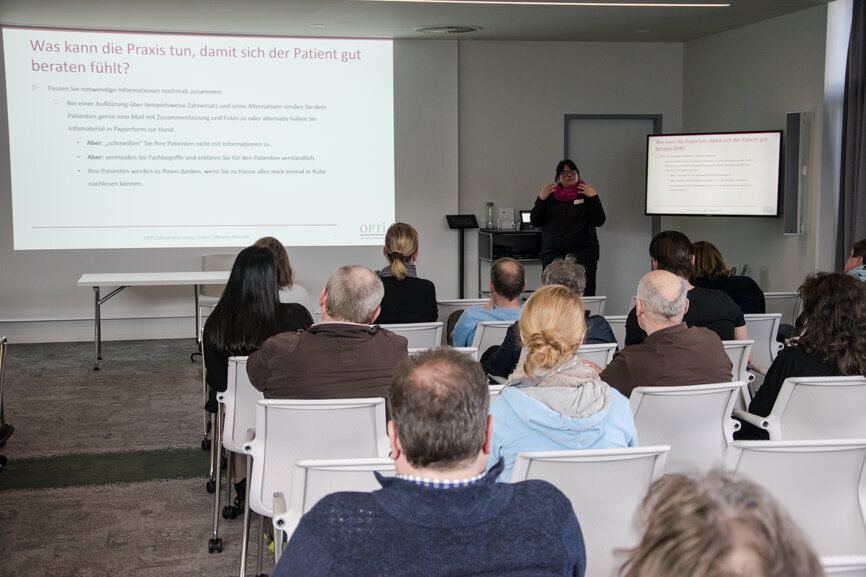 Kollegin Melanie Nitschke sprach über die Patientenaufklärung durch die ZMF, Zeitersparnis und gutes Praxismanagement.