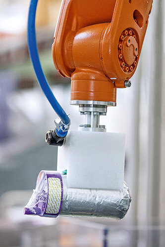 Fig. 5: Automatic packaging of the cartridges.