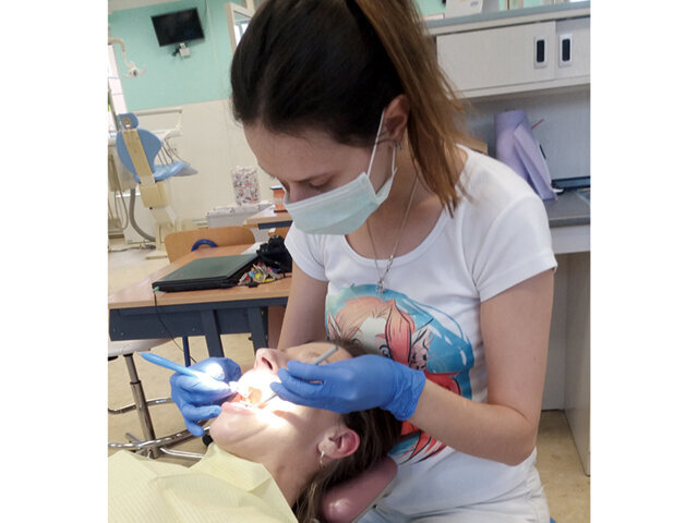 Studenti středních škol přijeli na soutěž v doprovodu vyučujících, kteří měli po dobu soutěže zajištěný program v podobě návštěvy zubní hygieny, kterou poskytovaly studentky...