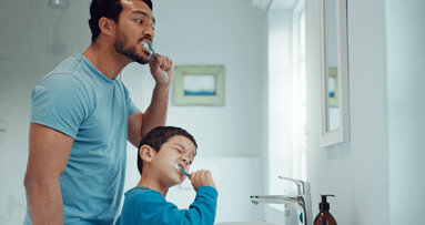 Kinder­zahnpasten im Test: Die günstigsten Produkte schneiden am besten ab