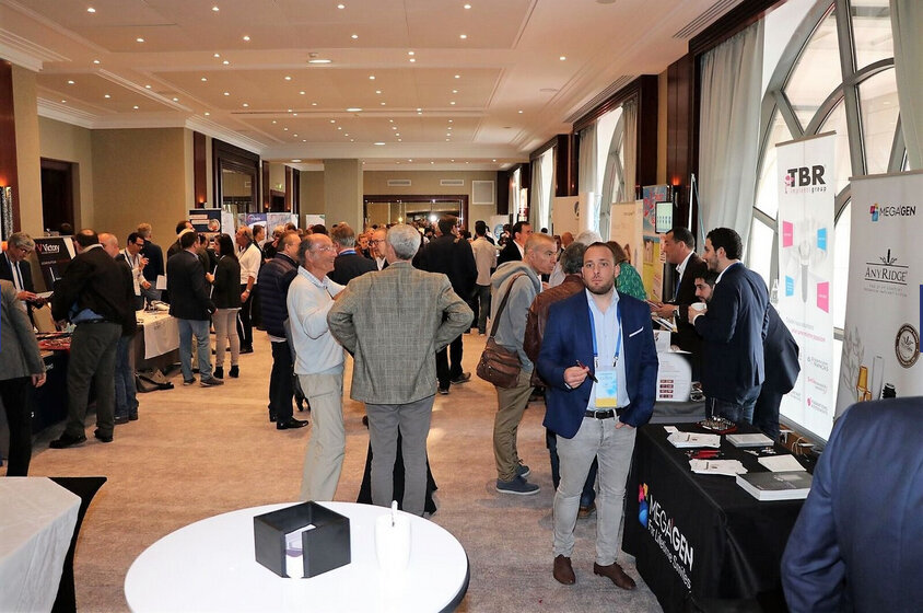 Hall d'exposition de l'Euro Implanto (Photo Philippe Alibert)