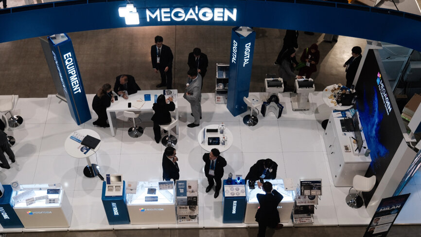 Congress attendees learn more about implant treatment and digital dentistry at the MegaGen booth.