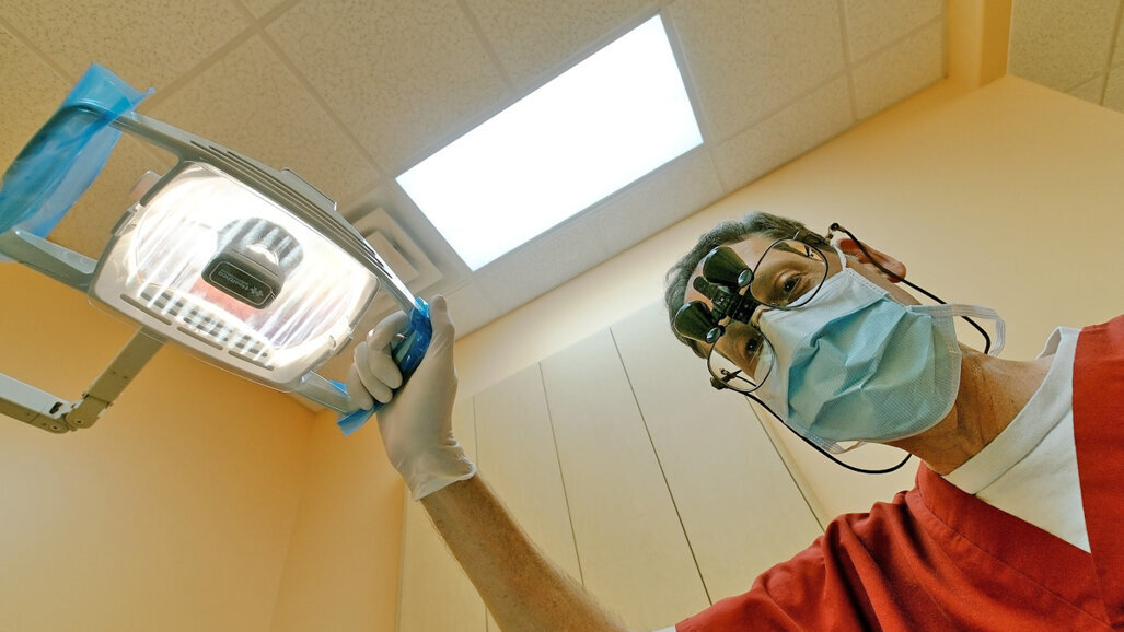 Ανησυχία στην Κύπρο για κομπογιαννίτες οδοντίατρους