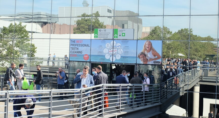 Reflections of IDS: Visitors take a break between the halls. (Image: Dental Tribune International)