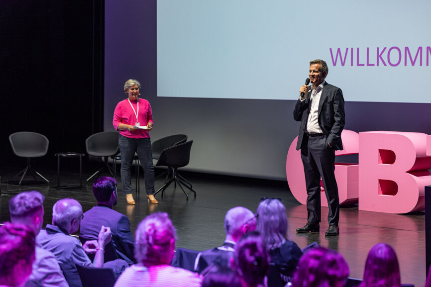 Prof. Dr. Bettina Dannewitz (links), niedergelassene Parodontologin und Past-Präsidentin der DG Paro, und Torsten Fremerey, Geschäftsführer EMS für Deutschland, Österreich, Schweiz und Niederlande, begrüßen das interessierte Auditorium. 