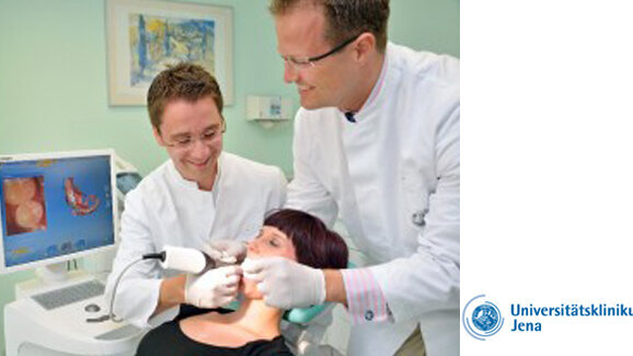 Jenaer Zahnmedizinstudenten lernen mit 3-D-Kamera