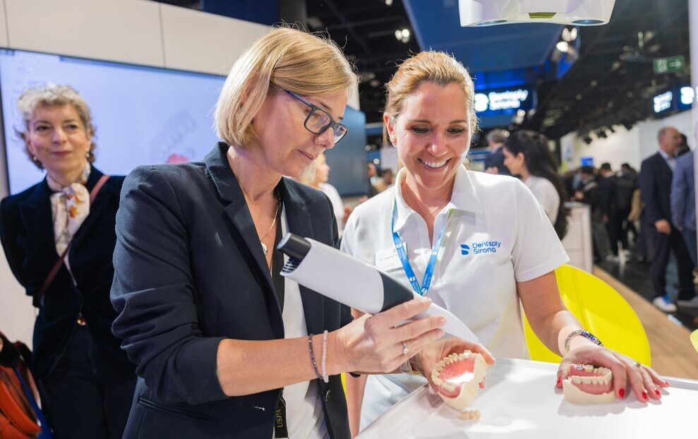 Dr Verena Freier (right) introduced Dental Tribune International editor Magda Wojtkiewicz to the speed and accuracy of the Primescan 2 intra-oral scanner during a hands-on demonstration at the Dentsply Sirona booth.