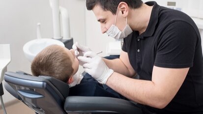 Nel tentativo di bloccare la carie, dentista canadese tinge di nero i denti da latte