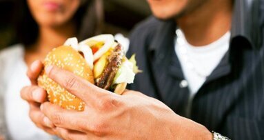 Slechte mondgezondheid door fastfood ook oorzaak hart- en vaatziekten