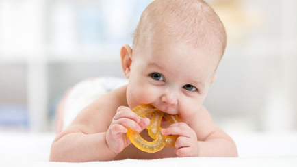 Povišena temperatura i groznicu nisu povezane sa rastom zuba kod beba