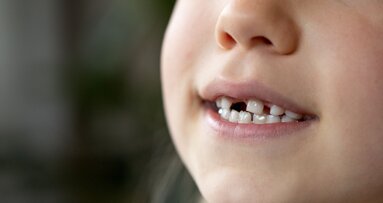 Deciduous teeth enamel as a biological archive of life's earliest chapters