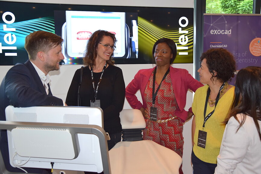 The on-site Align Technology staff answered all the attendees’ questions during the exhibition hours. (Photograph: Monique Mehler, DTI)