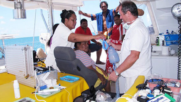 Mit dem Katamaran auf zahnärztlicher Mission