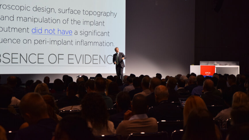 Dr Oscar González Martín holding a lecture on the effect of emergence profile on periimplant disease.