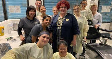 O tratamento gratuito da instituição de caridade odontológica oferece motivos para sorrir