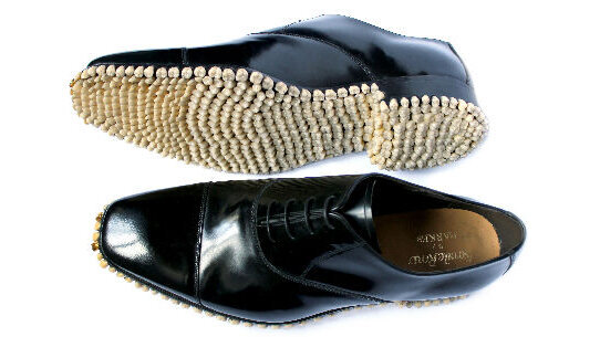 Due artisti progettano scarpe con una suola fatta di denti