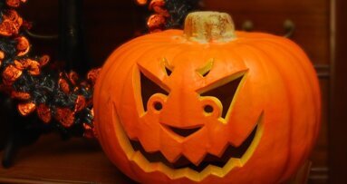 Tandarts koopt Halloweensnoep op