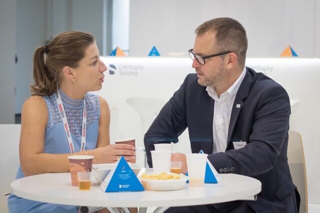 Rozhovor u stánku Dentsply