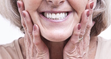 Diretrizes de prótese dentária recém-lançadas esclarecem a manutenção e a limpeza corretas