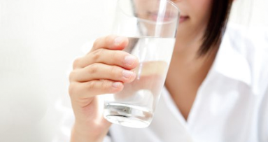 配合使用漱口水比单独刷牙更有助于口腔健康改善