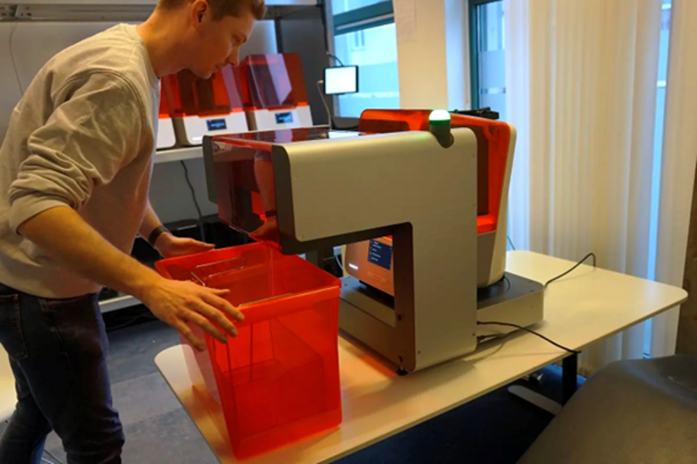 Form Auto is conceptualised as a seamless add-on for Formlabs’ stereolithography printers.