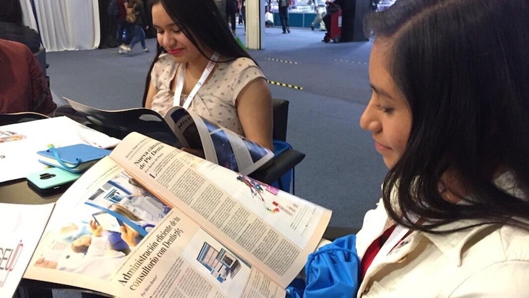 Odontólogos, técnicos dentales, estudiantes y personas de todas las edades recibieron ejemplares de Dental Tribune y de AMIC Today, el periódico de ferias de la editorial. Incluso niños y hasta un osito de peluche, como se aprecia en las fotos, se divirtieron y aprendieron leyendo la publicación más leída en América Latina. (Fotos: Michelle Arias)