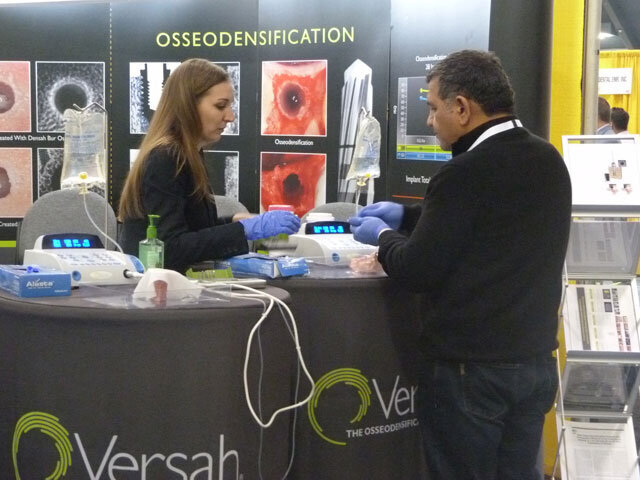Erin Johnson of Versah teaches an attendee about the company’s technology for osteotomy preparation: ‘osseodensification.’ 