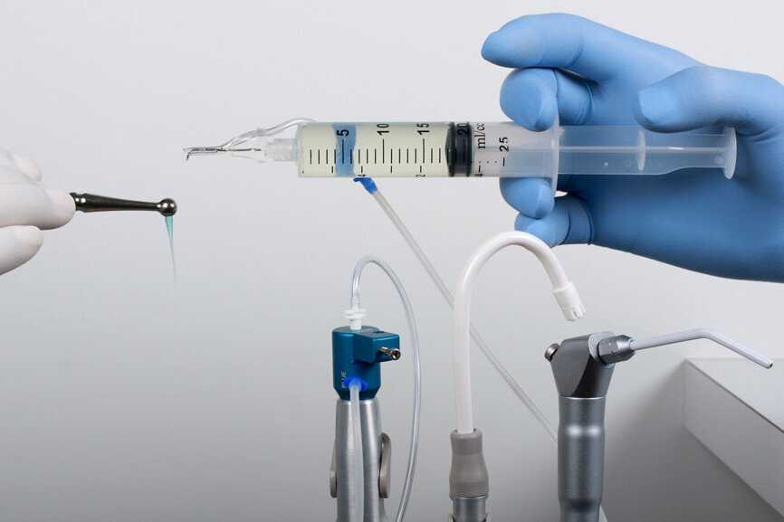 Fig. 10: Negative pressure irrigation (EndoVac, Kavo/Kerr, image courtesy of Dr. Gary Glassman)