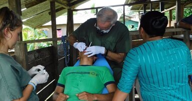 Floating Doctors presta atendimento odontológico no Panamá