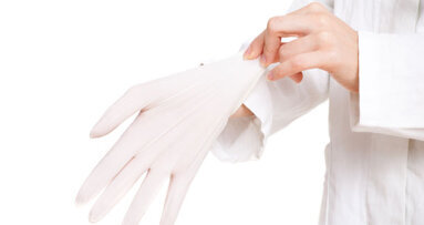 Zahnärzte beraten über Behandlung von Patienten mit Infektionen