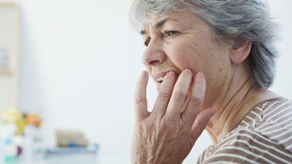 Muitos adultos mais velhos enfrentam barreiras para cuidados de saúde bucal nos EUA