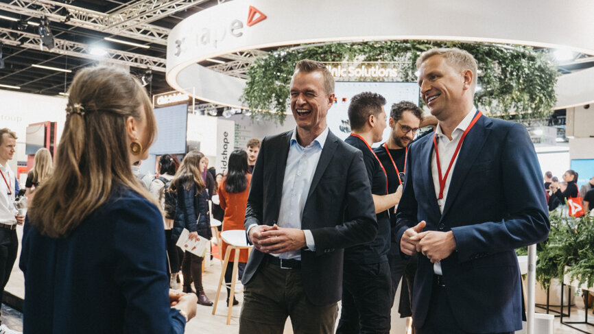 Dr Rune Fisker (left) and 3Shape’s Jakob Just-Bomholt in conversation with Dental Tribune International. (Image: Robert Strehler) 