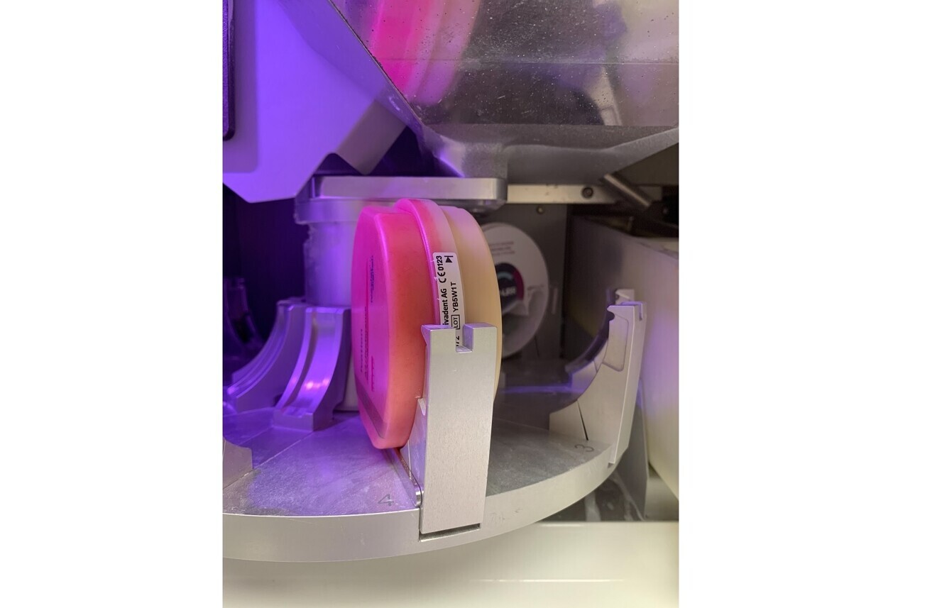 Fig. 9: Adapter plate with the Ivotion disc inserted.