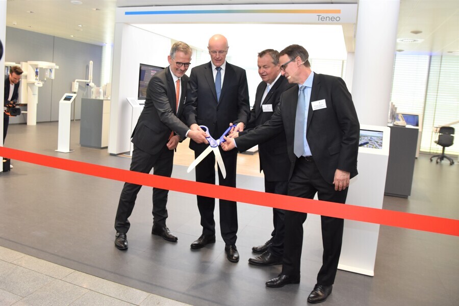 From left to right: Dominique Legros (Senior Vice President of Technology Equipment and Healthcare), Michael Geil (Vice President of Treatment Centers), Rolf Richter (Governing Mayor of Bensheim) and Michael Glemser (Director of the Dentsply Sirona Academy)