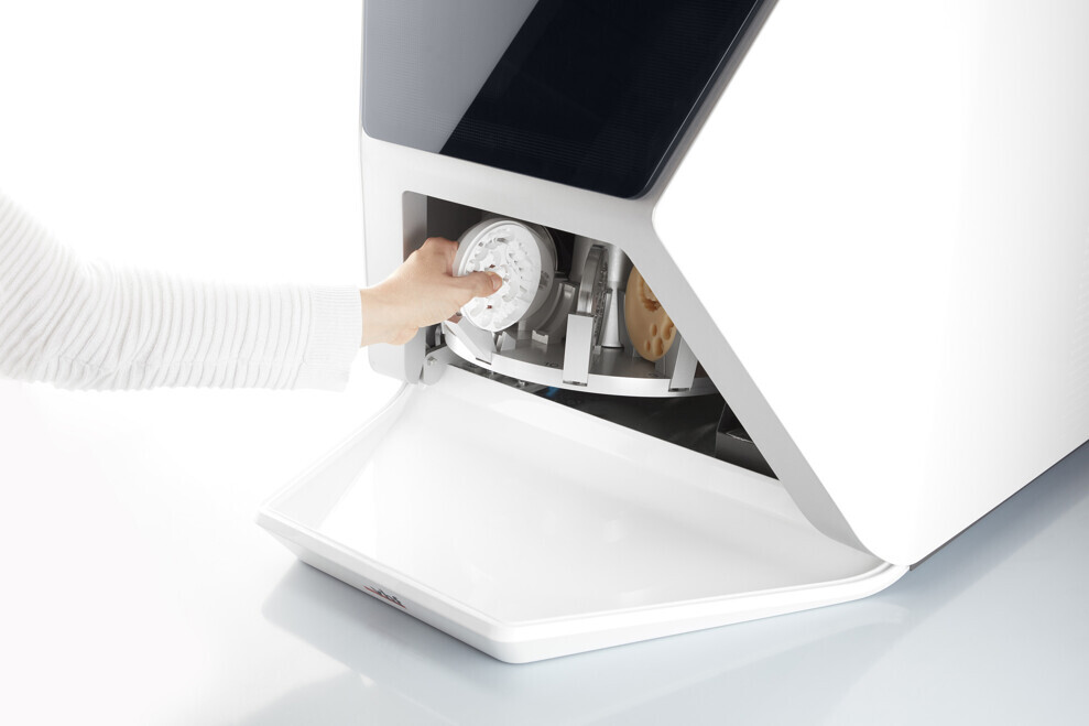  The automatic disc changer can be loaded without using any tools in a matter of seconds, and once loaded, the machine can process up to ten discs non-stop. 