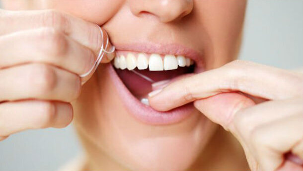 Oltre un quarto degli americani dice bugie al proprio dentista sull’uso del filo interdentale