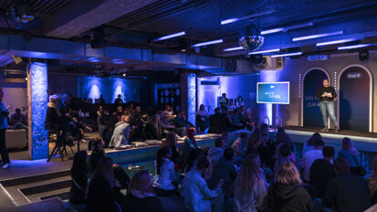 Des membres de la presse et des influenceurs se sont réunis au Prince Charles pour l’événement exclusif de lancement. (Image : Dental Tribune International)