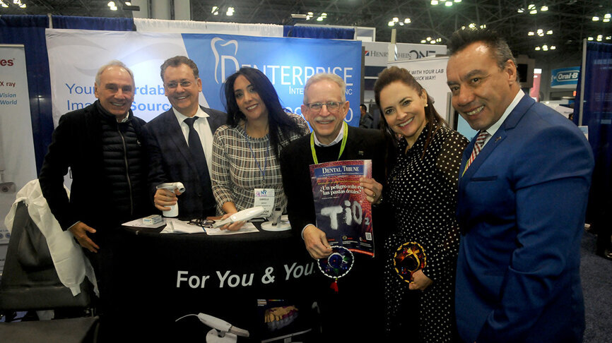 Claude Berthoin, segundo por la izquierda, con el equipo de su compañía y el Dr. Scott Ganz, que está realizando pruebas del escáner de Runyes. (Foto: José Antonio Rosario para Dental Tribune)