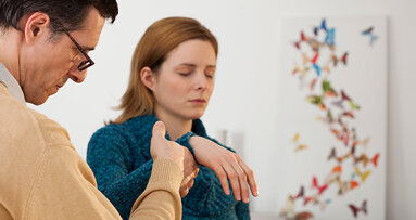 «L'ipnosi è sicuramente uno strumento efficace in sala operatoria ma non può sostituire completamente l'anestesia»