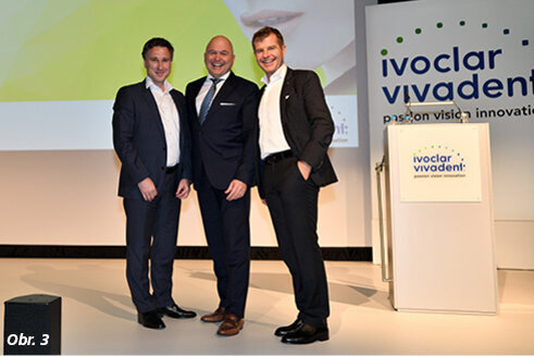 Obr. 3: Dr. Laurent Schenck, vedoucí ředitel Globální komunikace a strategie Ivoclar Vivadent a přednášející, Gernot Schuller a vědecký předseda prof. Dr. Thomas Bernhart, provedli diváky programem s velkou dávkou šarmu
