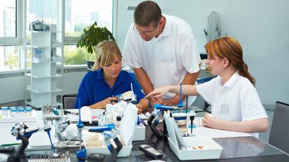 Zahntechnikermeister: Moderne Ausbildung für ein zukunftsfähiges Handwerk Zahntechnikermeister: Moderne Ausbildung für ein zukunftsfähiges Handwerk