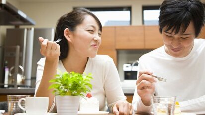 נשים לועסות בשונה מגברים