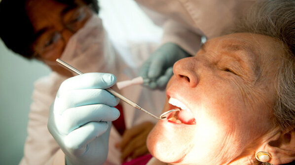 Patient sues dentist after swallowing dental instrument