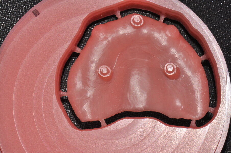 Fig. 17 - La placca base ottenuta per fresatura dal disco in PMMA.